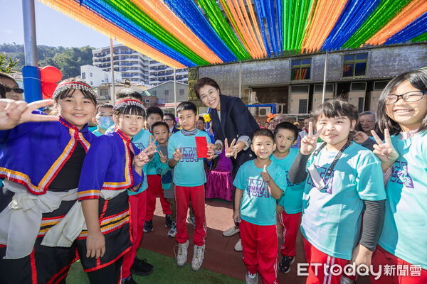 ▲魚池鄉日月村親子公園3日啟用,長輩與孩童開心遊憩。(圖/南投縣政府提供)