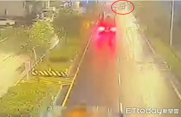 ▲24歲警遭廂型車撞擊命危,肇事畫面曝光。(圖/記者游芳男翻攝)