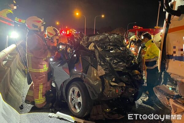 ▲▼國道3號新竹香山段5日晚間發生嚴重車禍。(圖/記者楊永盛翻攝)