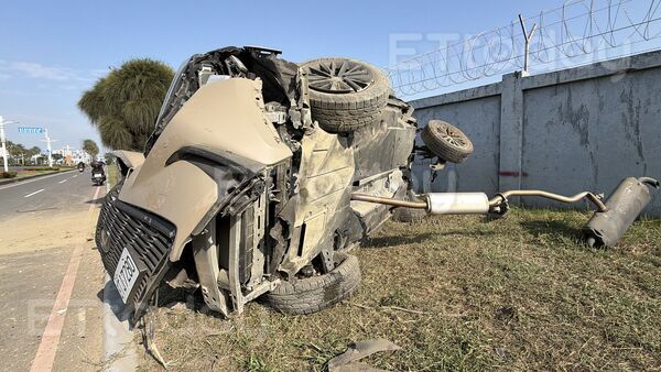 ▲休旅車也翻覆,整個車體扭曲變形 。(圖/記者吳世龍攝)