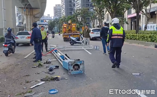 ▲▼ 淡水拖板車自撞安全島,37歲駕駛命危搶救中。(圖/記者陸運陞翻攝,下同)
