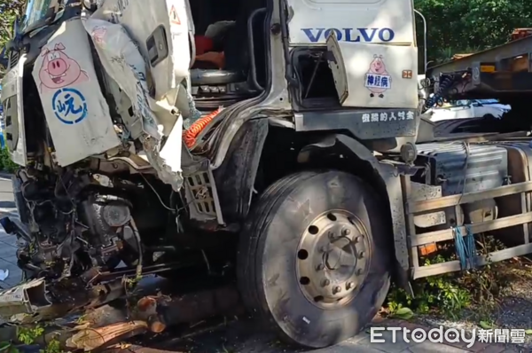▲▼ 淡水拖板車自撞安全島,37歲駕駛命危搶救中。(圖/記者陸運陞翻攝,下同)