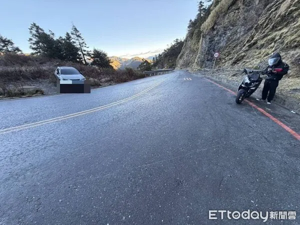 ▲台14甲線水晶宮路段因路面結霜融解,武嶺至松雪樓路段山區彎道造成多部車輛打滑。(圖/記者高堂堯翻攝,下同)
