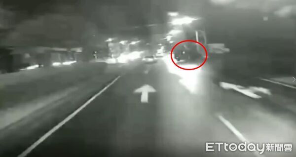▲24歲警遭廂型車撞擊命危,後方車輛行車紀錄器曝光。(圖/記者游芳男翻攝)