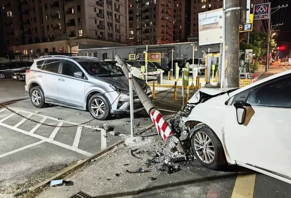 ▲桃園市邱姓男子單戀女子追求不成,今年8月見女子與王姓男子騎車下班,竟開車自後衝撞2人,還撞斷1根電桿波及另一名黃姓男子導致3人受傷。(資料照/平鎮警方提供)