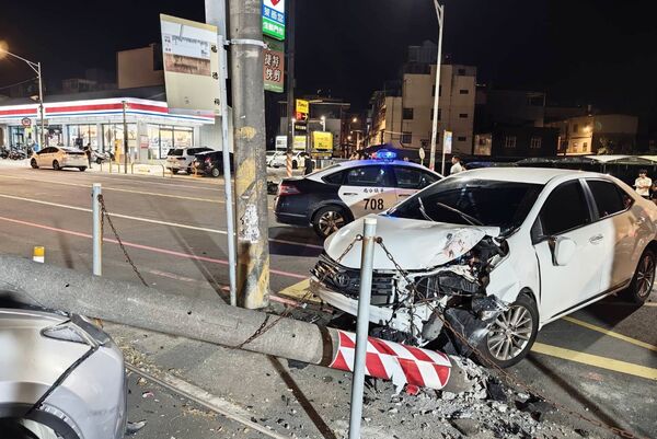 ▲桃園市邱姓男子追求心儀女子不成,今年8月開車衝撞2人,還撞斷1根電桿,圖為案發現場。(資料照/平鎮警方提供)