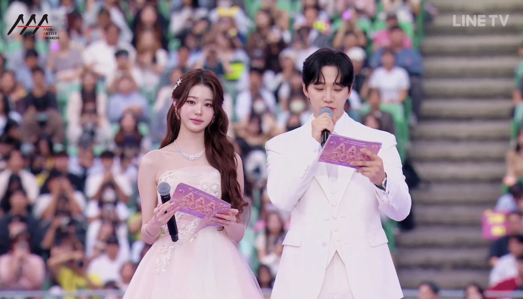 ▲張員瑛、李俊昊揭開AAA序幕。(圖/翻攝自LINE TV)