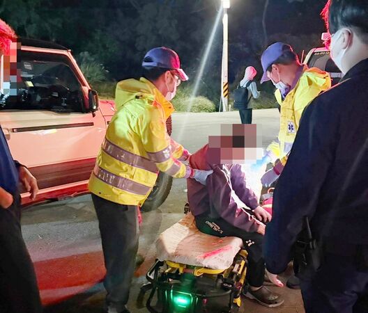 ▲桃園市賴姓男子4日晚間迷途誤闖楊梅區高獅路軍方營區,衛兵攔截通報楊梅警方到場協助。(圖/楊梅警方提供)