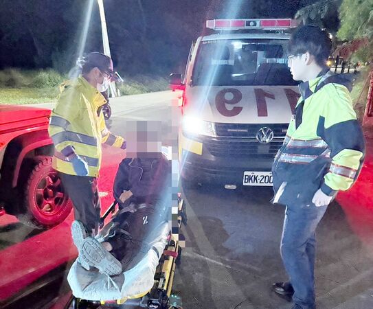 ▲桃園市賴姓男子4日晚間迷途誤闖楊梅區高獅路軍方營區,楊梅警方通報119救護人員到場協助送醫。(圖/楊梅警方提供)