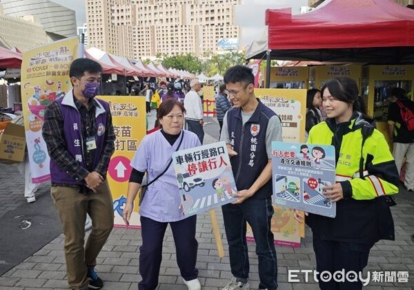 ▲▼桃警除投入維護會場秩序及交通疏導外,也宣導行人穿越馬路眾多安全。(圖/桃園警分局提供)