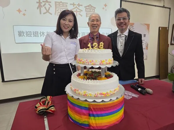 ▲黃國倫與中山女高的學生們合影。(圖/寇乃馨提供)