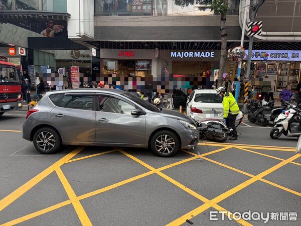 ▲周男駕駛BMW在新莊商圈暴衝,擦撞機車後衝上人行道停下。(圖/記者陸運陞翻攝)