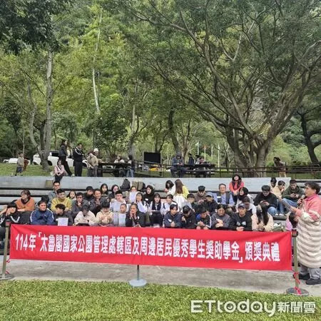 ▲▼太管處特別於12月6日部落音樂會中舉行優秀學生獎助學金頒獎典禮。(圖/太管處提供,下同)