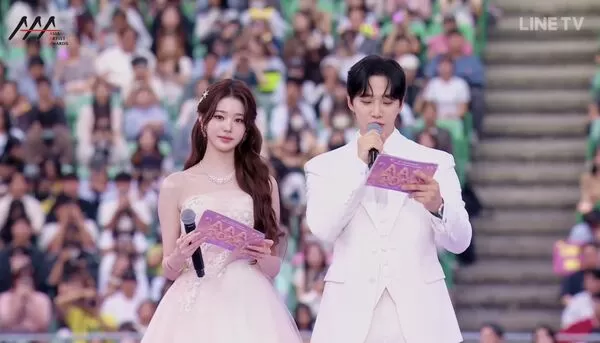 ▲張員瑛、李俊昊揭開AAA序幕。(圖/翻攝自LINE TV)