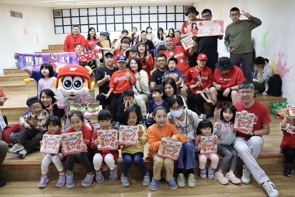 ▲味全龍贈百本有聲繪本 陪伴孩子在故事中勇敢追夢。(圖/龍隊提供)