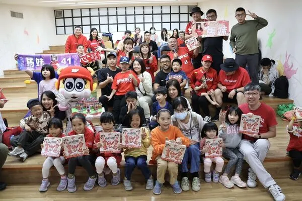 ▲味全龍贈百本有聲繪本 陪伴孩子在故事中勇敢追夢。(圖/龍隊提供)