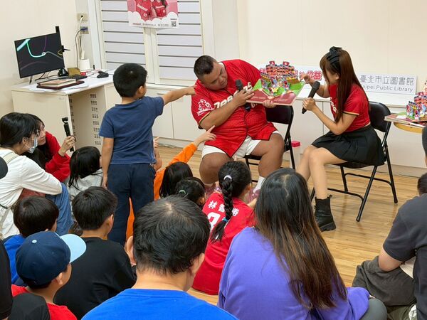 ▲味全龍贈百本有聲繪本 陪伴孩子在故事中勇敢追夢。(圖/龍隊提供)