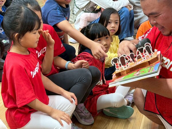 ▲味全龍贈百本有聲繪本 陪伴孩子在故事中勇敢追夢。(圖/龍隊提供)