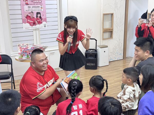 ▲味全龍贈百本有聲繪本 陪伴孩子在故事中勇敢追夢。(圖/龍隊提供)