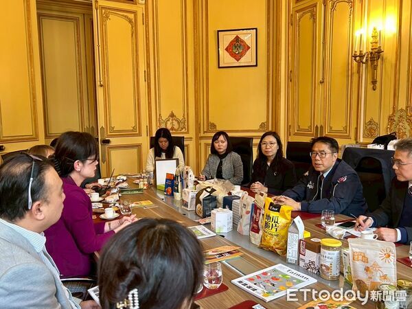 ▲黃偉哲市長赴法拜會馬堤諾議員,三方就綠能與農業政策熱烈交流。(記者林東良翻攝,下同)