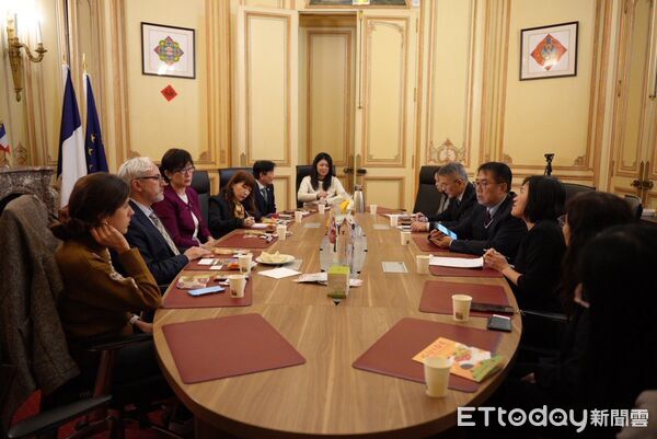 ▲黃偉哲市長赴法拜會馬堤諾議員,三方就綠能與農業政策熱烈交流。(記者林東良翻攝,下同)