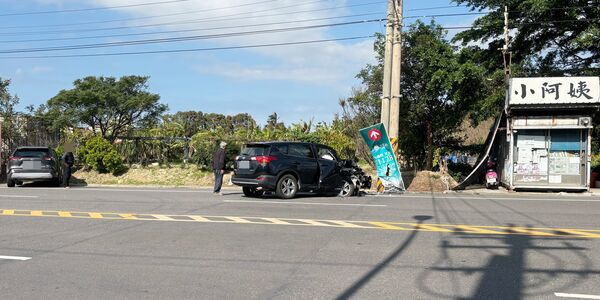 ▲桃園市高齡88歲傅姓男子今天中午駕車送家人返家,行經新屋區中山東路一段附近時失控追撞前車,造成自己與2名家人受傷。(圖/翻攝自臉書《新屋生活圈》)