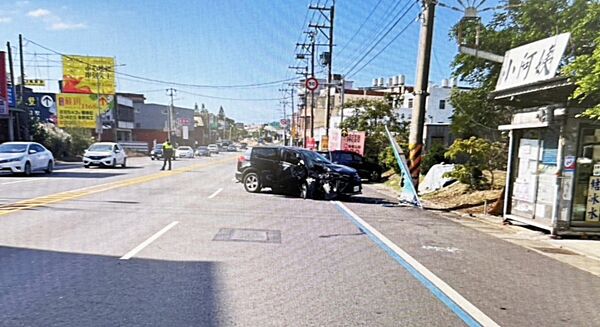 ▲桃園市高齡88歲傅姓男子今天中午駕車疑似恍神追撞前車,警方到場處理。(圖/楊梅警方提供)