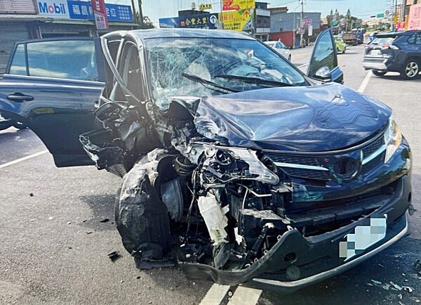 ▲桃園市高齡88歲傅姓男子今天中午駕車疑恍神追撞前車,車頭嚴住毀損。(圖/楊梅警方提供)