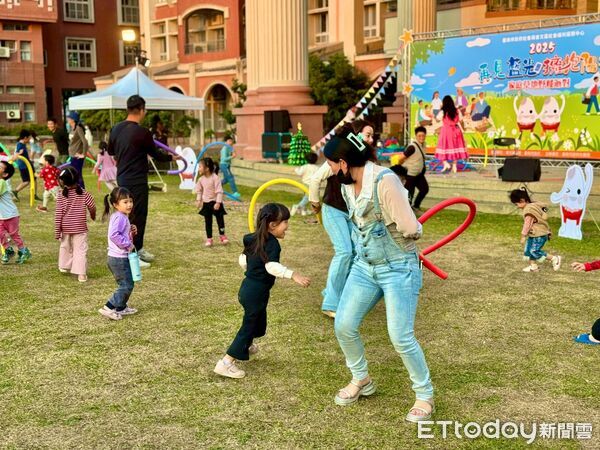 ▲「再見藍光.擁抱陽光」野餐派對吸引1500人參與,願景園區草皮擠滿親子家庭。(記者林東良翻攝,下同)