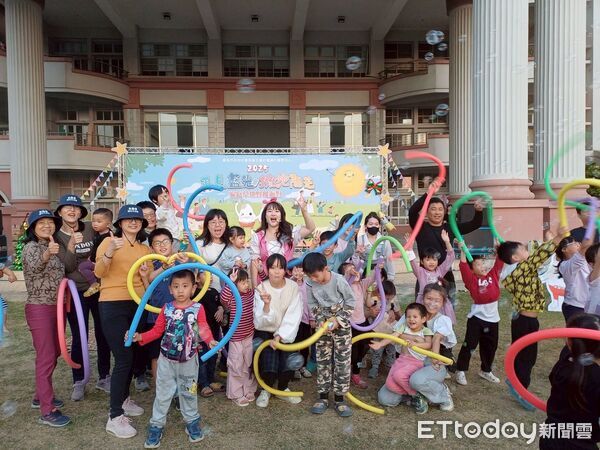 ▲「再見藍光.擁抱陽光」野餐派對吸引1500人參與,願景園區草皮擠滿親子家庭。(記者林東良翻攝,下同)