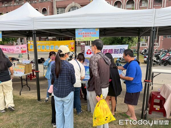 ▲「再見藍光.擁抱陽光」野餐派對吸引1500人參與,願景園區草皮擠滿親子家庭。(記者林東良翻攝,下同)