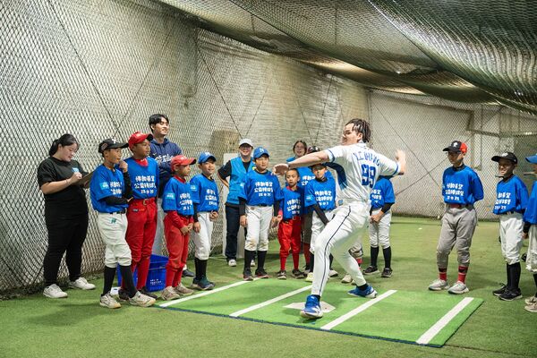 ▲張育成化身總領袖親授球技!悍動希望訓練營升級3大課程 80名小將滿載而歸。(圖/悍將提供,下同)