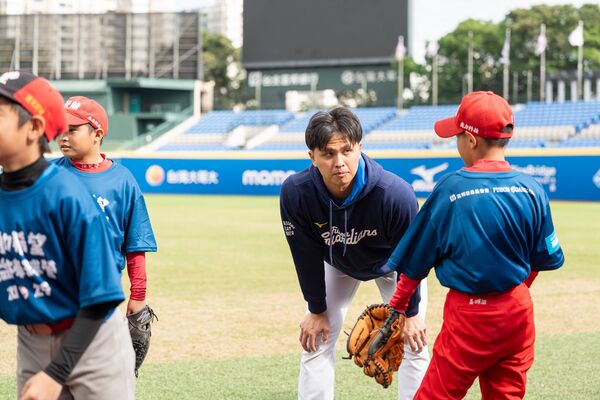 ▲張育成化身總領袖親授球技!悍動希望訓練營升級3大課程 80名小將滿載而歸。(圖/悍將提供,下同)