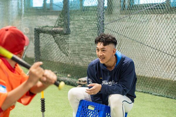 ▲張育成化身總領袖親授球技!悍動希望訓練營升級3大課程 80名小將滿載而歸。(圖/悍將提供,下同)