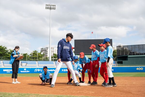 ▲張育成化身總領袖親授球技!悍動希望訓練營升級3大課程 80名小將滿載而歸。(圖/悍將提供,下同)