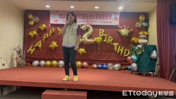 ▲大台南總工會舉行做工行善團12周年感恩餐會,工會與志工齊聚一堂回顧修繕成果。(記者林東良翻攝,下同)