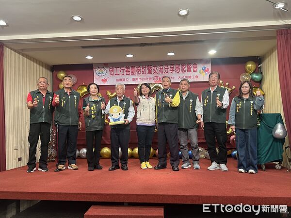 ▲大台南總工會舉行做工行善團12周年感恩餐會,工會與志工齊聚一堂回顧修繕成果。(記者林東良翻攝,下同)