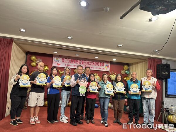 ▲大台南總工會舉行做工行善團12周年感恩餐會,工會與志工齊聚一堂回顧修繕成果。(記者林東良翻攝,下同)