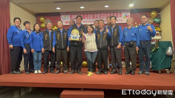 ▲大台南總工會舉行做工行善團12周年感恩餐會,工會與志工齊聚一堂回顧修繕成果。(記者林東良翻攝,下同)