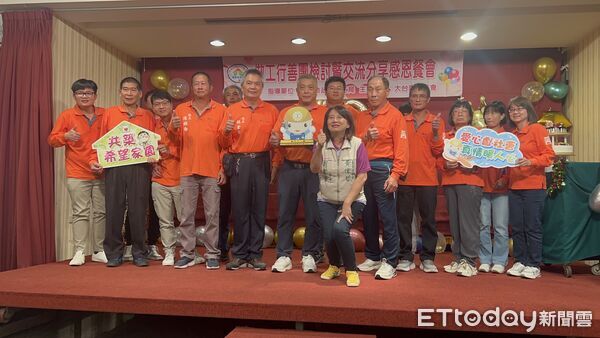 ▲大台南總工會舉行做工行善團12周年感恩餐會,工會與志工齊聚一堂回顧修繕成果。(記者林東良翻攝,下同)