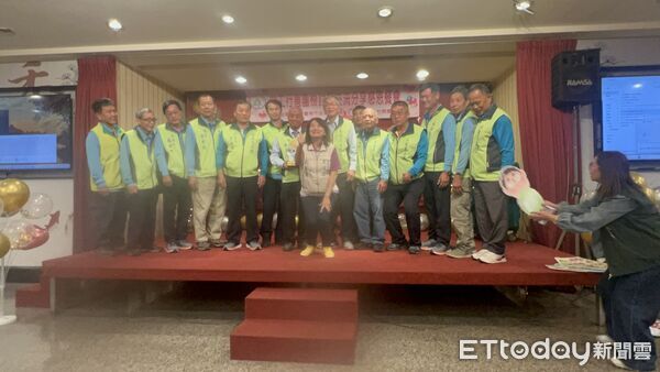 ▲大台南總工會舉行做工行善團12周年感恩餐會,工會與志工齊聚一堂回顧修繕成果。(記者林東良翻攝,下同)