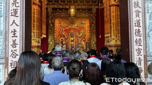 ▲神明入厝!富陽軒八卦祖師廟入火安座 信徒擲筊把好運背回家。(圖/廟方提供)