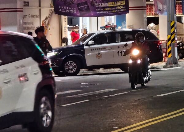 ▲▼台南崇德路女警遭斧頭砍傷。(圖/讀者提供,請勿隨意翻拍,以免侵權。)