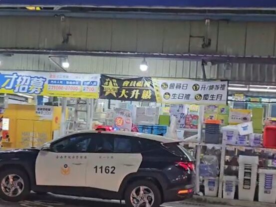 ▲▼台南崇德路女警遭斧頭砍傷。(圖/讀者提供,請勿隨意翻拍,以免侵權。)
