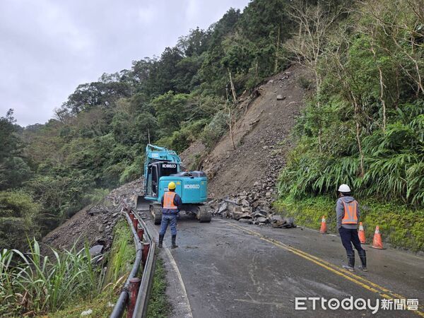 ▲▼今早,太平山國家森林遊樂區內道路宜專一線8.5k處邊坡崩塌,交通阻斷。(圖/記者游芳男翻攝,下同)