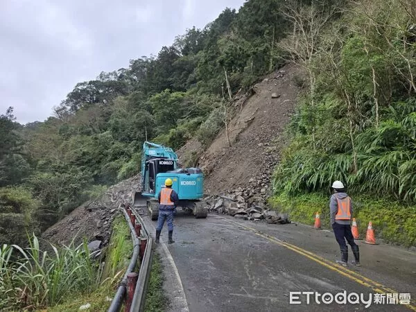 ▲▼今早,太平山國家森林遊樂區內道路宜專一線8.5k處邊坡崩塌,交通阻斷。(圖/記者游芳男翻攝,下同)