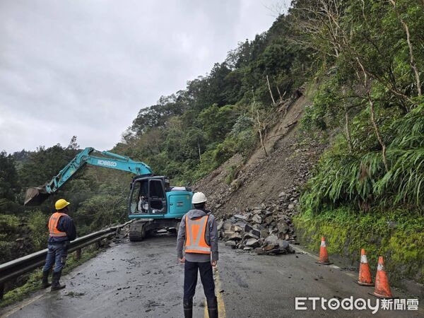 ▲▼今早,太平山國家森林遊樂區內道路宜專一線8.5k處邊坡崩塌,交通阻斷。(圖/記者游芳男翻攝,下同)