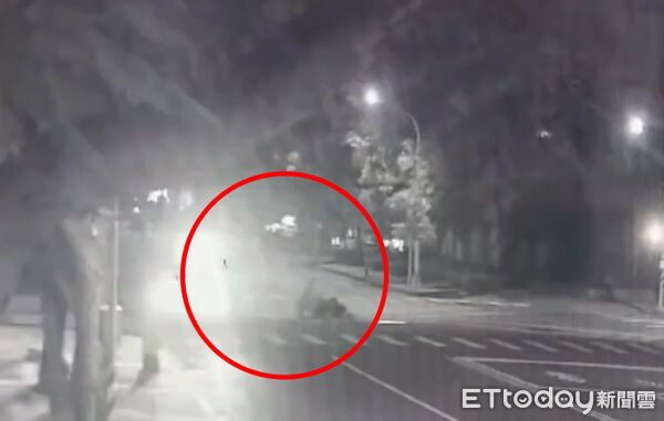 ▲▼ 高雄救護車急送病患衝路口!騎士直直猛撞送醫 驚悚畫面曝。(圖/記者賴文萱翻攝)