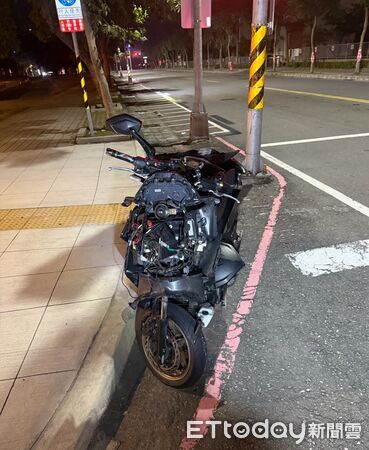 ▲▼ 高雄救護車急送病患衝路口!騎士直直猛撞送醫 驚悚畫面曝。(圖/記者賴文萱翻攝)