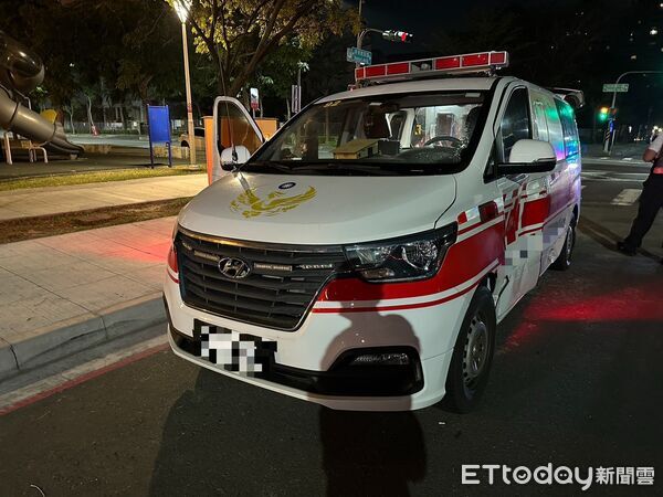 ▲▼ 高雄救護車急送病患衝路口!騎士直直猛撞送醫 驚悚畫面曝。(圖/記者賴文萱翻攝)